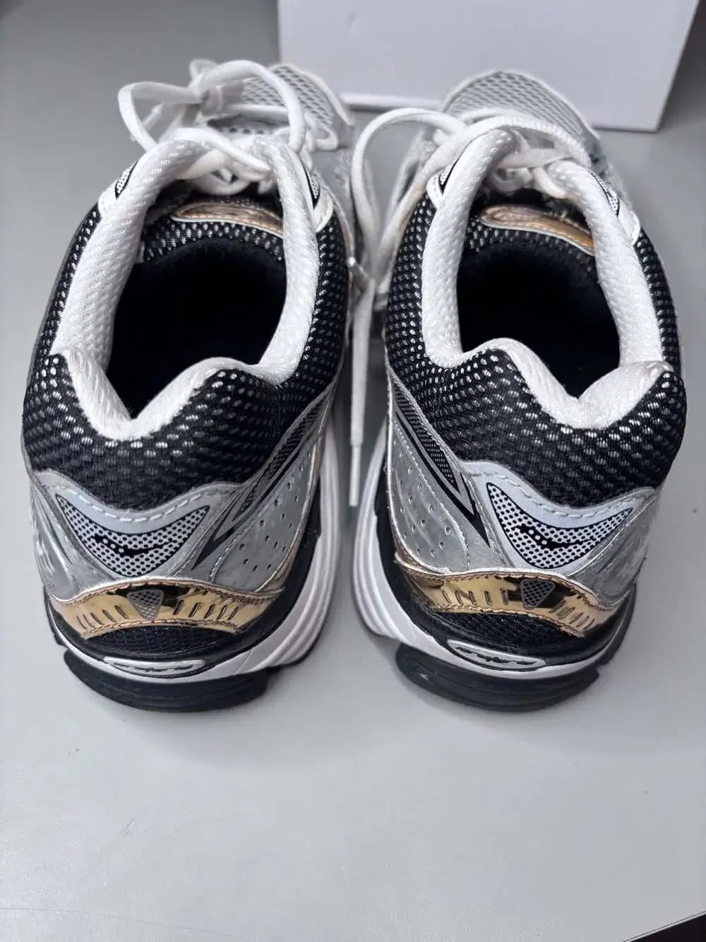 Saucony ProGrid Omni 9 Running Sneakers in Silver and Gold size13